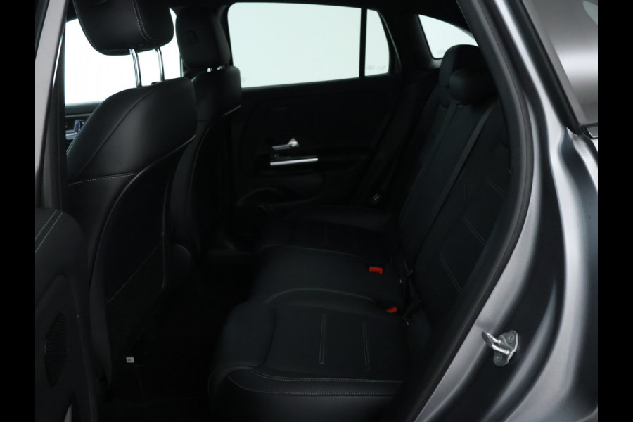 Mercedes-Benz GLA 250 e AMG Plug-In Hybride AMG Line | Night Pakket | 19 Inch AMG Velgen | Memory voorstoelen | Sfeerverlichting. Inclusief 24 maanden MB Certified garantie voor Europa.