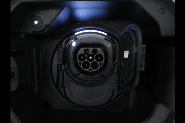 Mercedes-Benz GLA 250 e AMG Plug-In Hybride AMG Line | Night Pakket | 19 Inch AMG Velgen | Memory voorstoelen | Sfeerverlichting. Inclusief 24 maanden MB Certified garantie voor Europa.