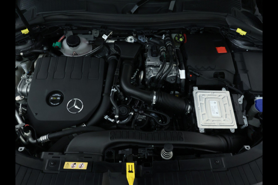 Mercedes-Benz GLA 250 e AMG Plug-In Hybride AMG Line | Night Pakket | 19 Inch AMG Velgen | Memory voorstoelen | Sfeerverlichting. Inclusief 24 maanden MB Certified garantie voor Europa.