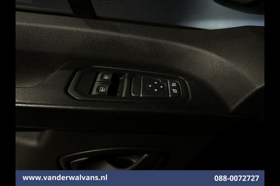 Renault Trafic 2.0 dCi 131pk L2H1 Euro6 Airco | Navigatie | LED | Cruisecontrol | Parkeersensoren Bijrijdersbank, 2500kg trekvermogen
