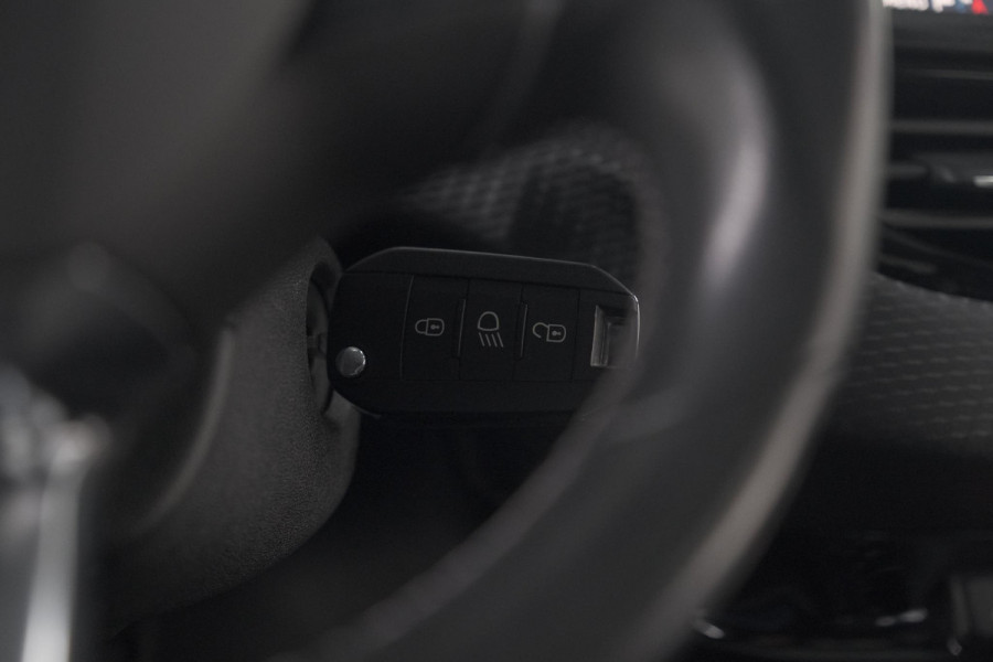 Peugeot 2008 PureTech 110 Allure | Panoramadak | Navigatie | Camera | Parkeersensoren Peugeot 2008 PureTech 110 Allure | Panoramadak | Navigatie | Camera | Parkeersensoren