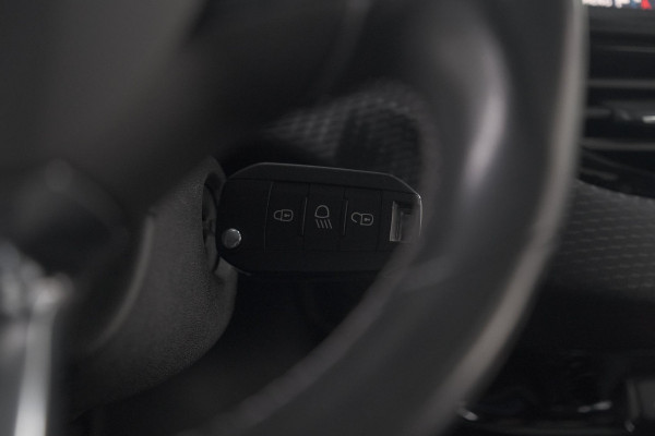 Peugeot 2008 PureTech 110 Allure | Panoramadak | Navigatie | Camera | Parkeersensoren Peugeot 2008 PureTech 110 Allure | Panoramadak | Navigatie | Camera | Parkeersensoren