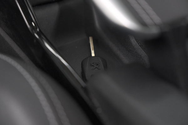 Peugeot 2008 PureTech 110 Allure | Panoramadak | Navigatie | Camera | Parkeersensoren Peugeot 2008 PureTech 110 Allure | Panoramadak | Navigatie | Camera | Parkeersensoren