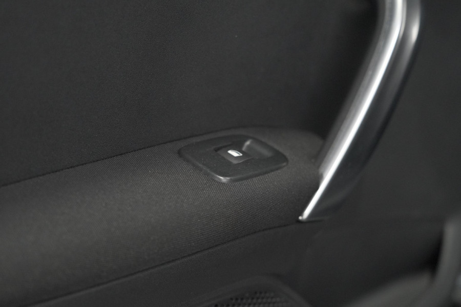 Peugeot 2008 PureTech 110 Allure | Panoramadak | Navigatie | Camera | Parkeersensoren Peugeot 2008 PureTech 110 Allure | Panoramadak | Navigatie | Camera | Parkeersensoren