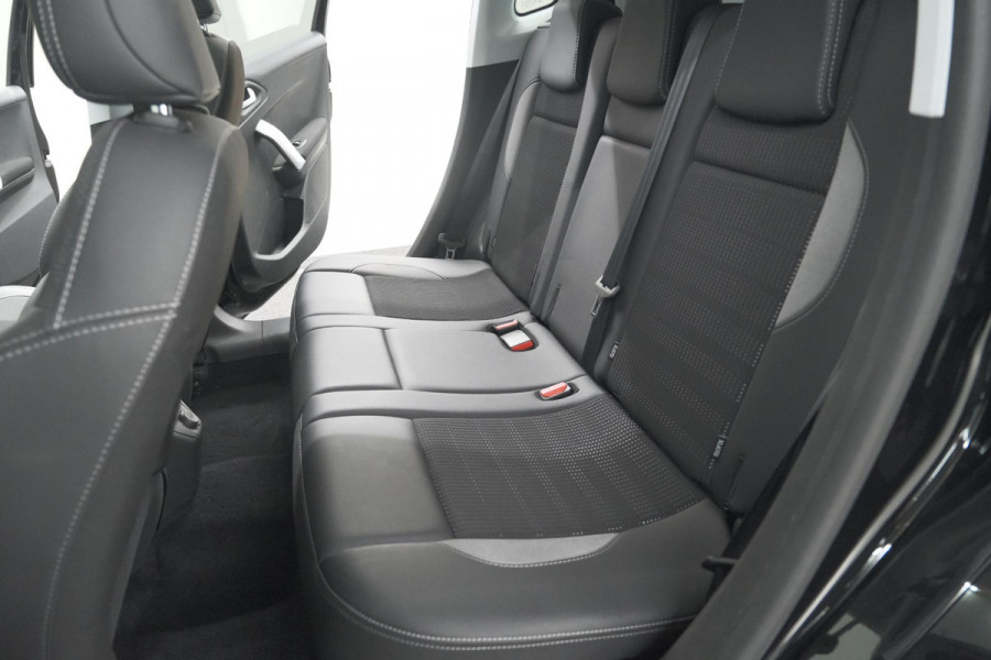 Peugeot 2008 PureTech 110 Allure | Panoramadak | Navigatie | Camera | Parkeersensoren Peugeot 2008 PureTech 110 Allure | Panoramadak | Navigatie | Camera | Parkeersensoren