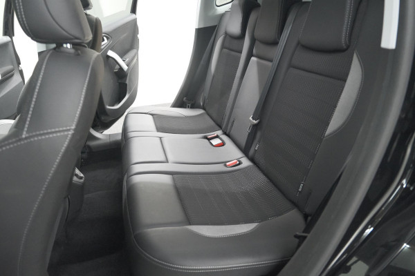 Peugeot 2008 PureTech 110 Allure | Panoramadak | Navigatie | Camera | Parkeersensoren Peugeot 2008 PureTech 110 Allure | Panoramadak | Navigatie | Camera | Parkeersensoren