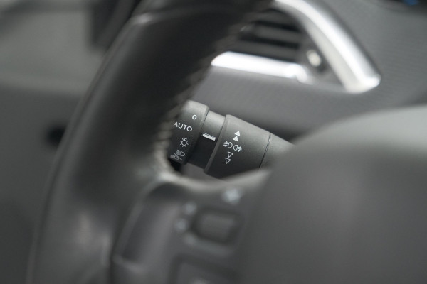 Peugeot 2008 PureTech 110 Allure | Panoramadak | Navigatie | Camera | Parkeersensoren Peugeot 2008 PureTech 110 Allure | Panoramadak | Navigatie | Camera | Parkeersensoren