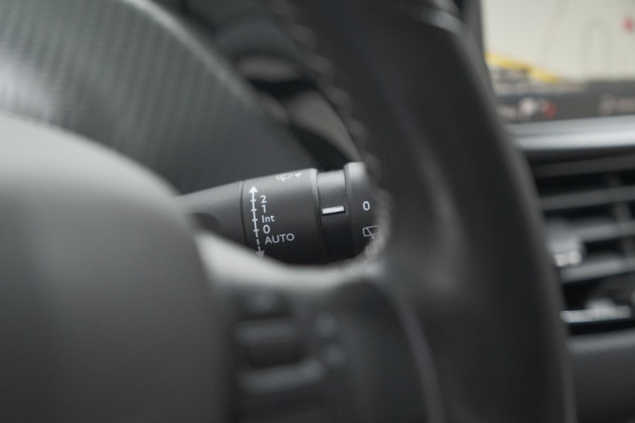 Peugeot 2008 PureTech 110 Allure | Panoramadak | Navigatie | Camera | Parkeersensoren Peugeot 2008 PureTech 110 Allure | Panoramadak | Navigatie | Camera | Parkeersensoren
