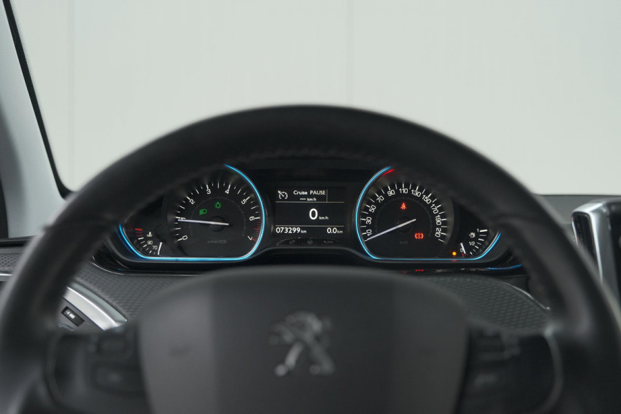 Peugeot 2008 PureTech 110 Allure | Panoramadak | Navigatie | Camera | Parkeersensoren Peugeot 2008 PureTech 110 Allure | Panoramadak | Navigatie | Camera | Parkeersensoren