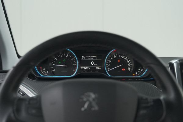 Peugeot 2008 PureTech 110 Allure | Panoramadak | Navigatie | Camera | Parkeersensoren Peugeot 2008 PureTech 110 Allure | Panoramadak | Navigatie | Camera | Parkeersensoren
