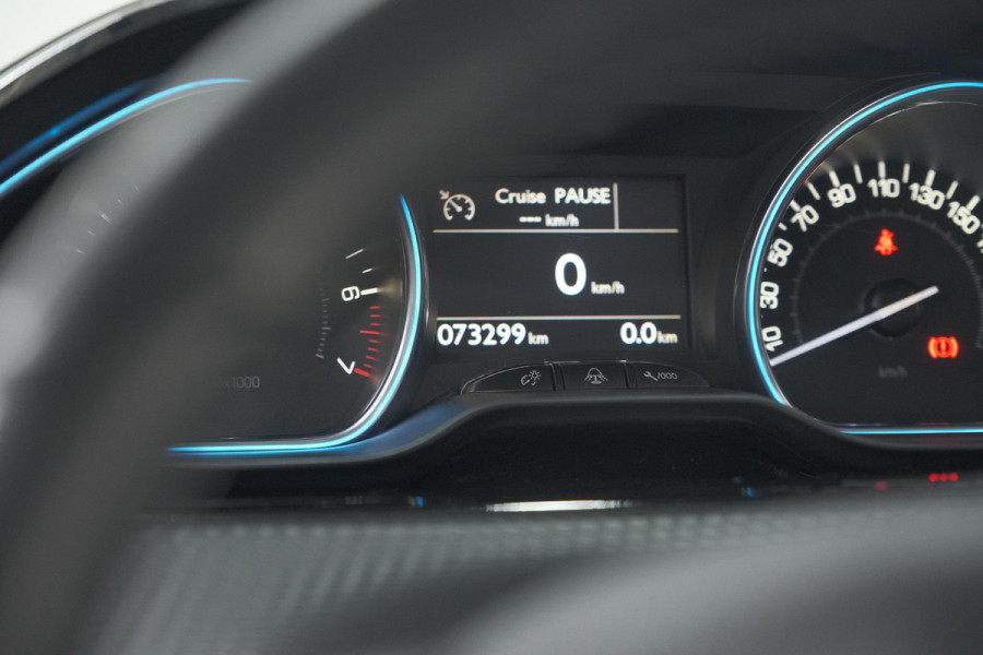 Peugeot 2008 PureTech 110 Allure | Panoramadak | Navigatie | Camera | Parkeersensoren Peugeot 2008 PureTech 110 Allure | Panoramadak | Navigatie | Camera | Parkeersensoren