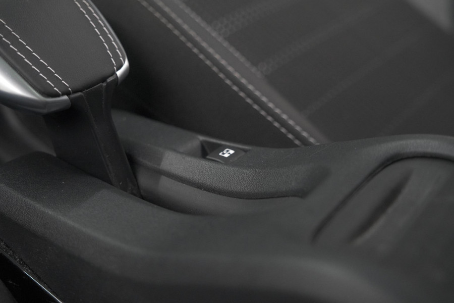 Peugeot 2008 PureTech 110 Allure | Panoramadak | Navigatie | Camera | Parkeersensoren Peugeot 2008 PureTech 110 Allure | Panoramadak | Navigatie | Camera | Parkeersensoren