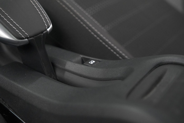 Peugeot 2008 PureTech 110 Allure | Panoramadak | Navigatie | Camera | Parkeersensoren Peugeot 2008 PureTech 110 Allure | Panoramadak | Navigatie | Camera | Parkeersensoren