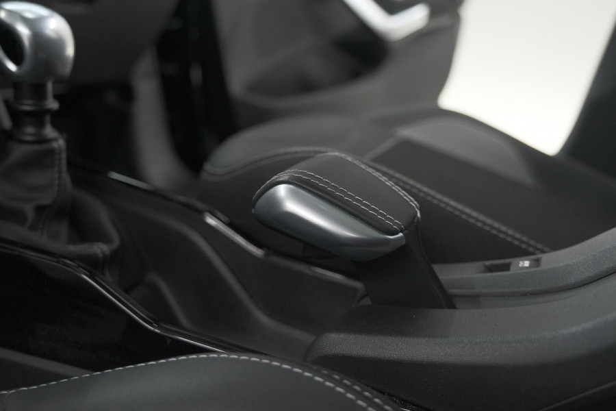 Peugeot 2008 PureTech 110 Allure | Panoramadak | Navigatie | Camera | Parkeersensoren Peugeot 2008 PureTech 110 Allure | Panoramadak | Navigatie | Camera | Parkeersensoren