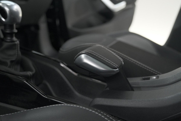 Peugeot 2008 PureTech 110 Allure | Panoramadak | Navigatie | Camera | Parkeersensoren Peugeot 2008 PureTech 110 Allure | Panoramadak | Navigatie | Camera | Parkeersensoren