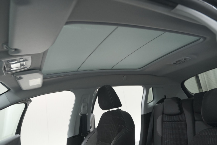 Peugeot 2008 PureTech 110 Allure | Panoramadak | Navigatie | Camera | Parkeersensoren Peugeot 2008 PureTech 110 Allure | Panoramadak | Navigatie | Camera | Parkeersensoren