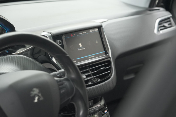 Peugeot 2008 PureTech 110 Allure | Panoramadak | Navigatie | Camera | Parkeersensoren Peugeot 2008 PureTech 110 Allure | Panoramadak | Navigatie | Camera | Parkeersensoren