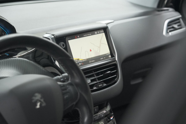 Peugeot 2008 PureTech 110 Allure | Panoramadak | Navigatie | Camera | Parkeersensoren Peugeot 2008 PureTech 110 Allure | Panoramadak | Navigatie | Camera | Parkeersensoren