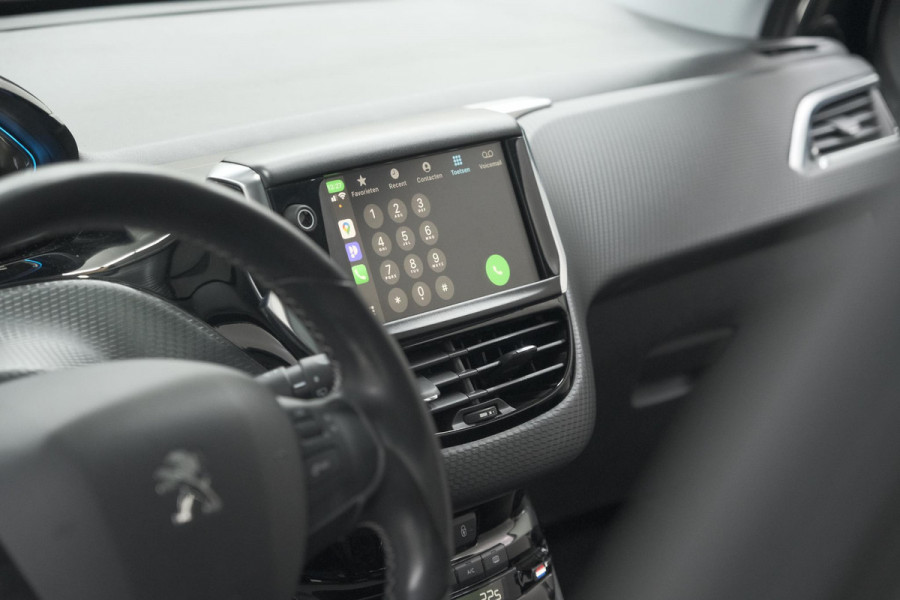 Peugeot 2008 PureTech 110 Allure | Panoramadak | Navigatie | Camera | Parkeersensoren Peugeot 2008 PureTech 110 Allure | Panoramadak | Navigatie | Camera | Parkeersensoren