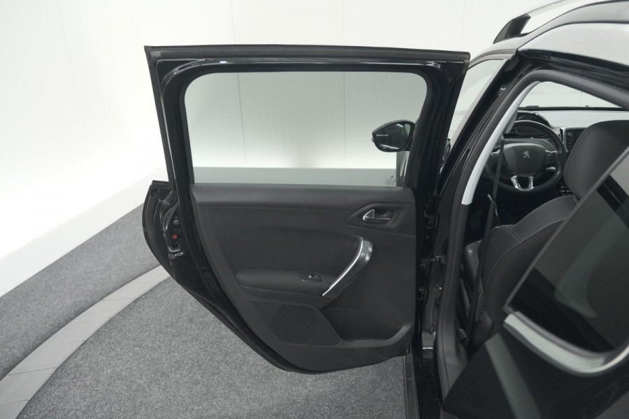 Peugeot 2008 PureTech 110 Allure | Panoramadak | Navigatie | Camera | Parkeersensoren Peugeot 2008 PureTech 110 Allure | Panoramadak | Navigatie | Camera | Parkeersensoren