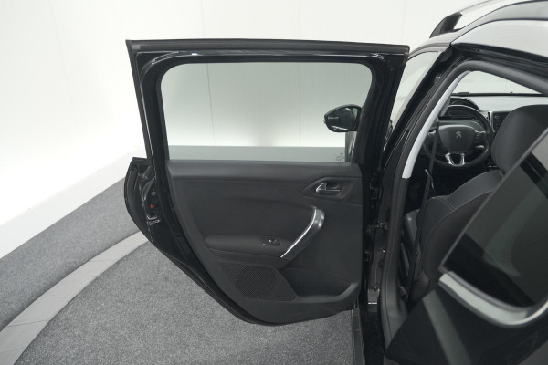 Peugeot 2008 PureTech 110 Allure | Panoramadak | Navigatie | Camera | Parkeersensoren Peugeot 2008 PureTech 110 Allure | Panoramadak | Navigatie | Camera | Parkeersensoren