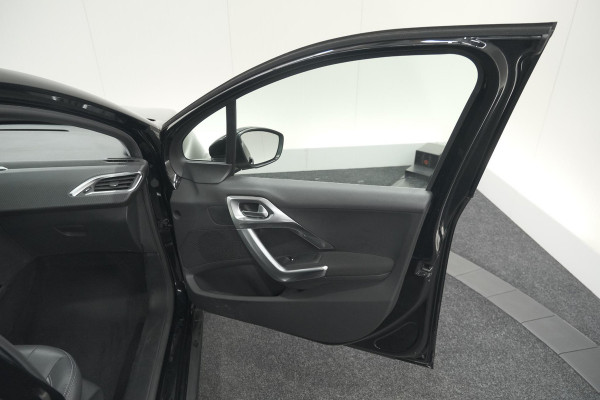 Peugeot 2008 PureTech 110 Allure | Panoramadak | Navigatie | Camera | Parkeersensoren Peugeot 2008 PureTech 110 Allure | Panoramadak | Navigatie | Camera | Parkeersensoren