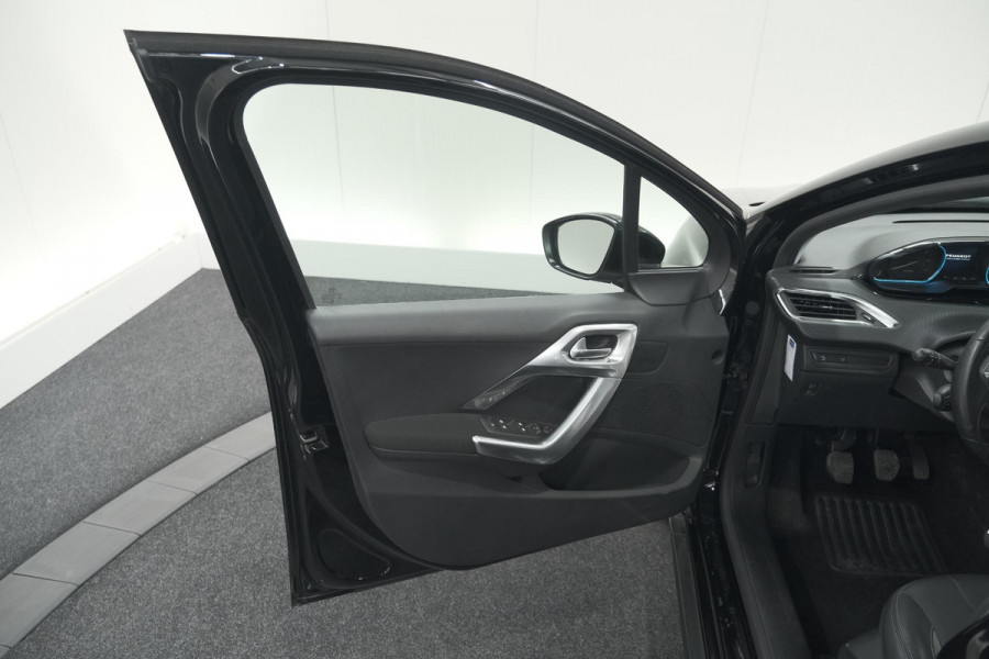 Peugeot 2008 PureTech 110 Allure | Panoramadak | Navigatie | Camera | Parkeersensoren Peugeot 2008 PureTech 110 Allure | Panoramadak | Navigatie | Camera | Parkeersensoren