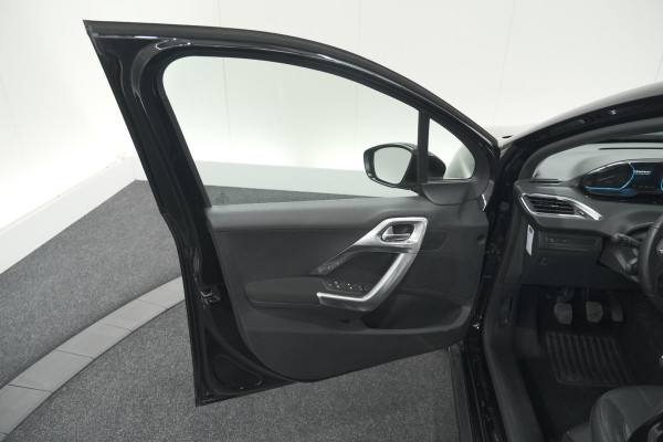 Peugeot 2008 PureTech 110 Allure | Panoramadak | Navigatie | Camera | Parkeersensoren Peugeot 2008 PureTech 110 Allure | Panoramadak | Navigatie | Camera | Parkeersensoren