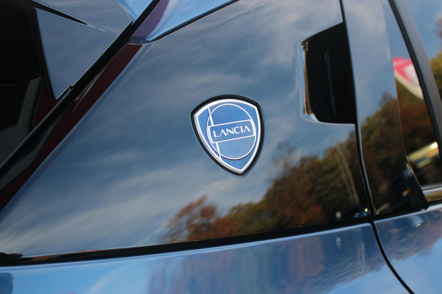 Lancia Ypsilon 1.2 110PK Turbo Hybrid Edizione Cassina Limitata | NAVIGATIE | CAMERA VOOR/ ACHTER | ELEKTRISCH VERSTELBARE BESTUURDERSSTOEL | VELOURS BEKLEDING | STOEL VERWARMING | MASAGE FUNTIE OF VOORSTOELEN |  DRAADLOOS APPLE CARPLAY / ANDROID AUTO | DRAADLOZE TELEFOONLADER | DODEHOEK DETECTIE | CLIMATE CONTROL | Lancia Ypsilon 1.2 110PK Turbo Hybrid Edizione Cassina Limitata | NAVIGATIE | CAMERA VOOR/ ACHTER | ELEKTRISCH VERSTELBARE BESTUURDERSSTOEL | VELOURS BEKLEDING | STOEL VERWARMING | MASAGE FUNTIE OF VOORSTOELEN |  DRAADLOOS APPLE CARPLAY / ANDROID AUTO | DRAADLOZE TELEFOONLADER | DODEHOEK DETECTIE | CLIMATE CONTROL |