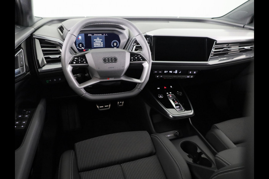Audi Q4 e-tron 40 S edition 63 kWh 204pk | Achteruitrijcamera | Comfortpakket | Assistentiepakket plus | Optiekpakket zwart plus | Privacy glas | Adaptive cruise control |