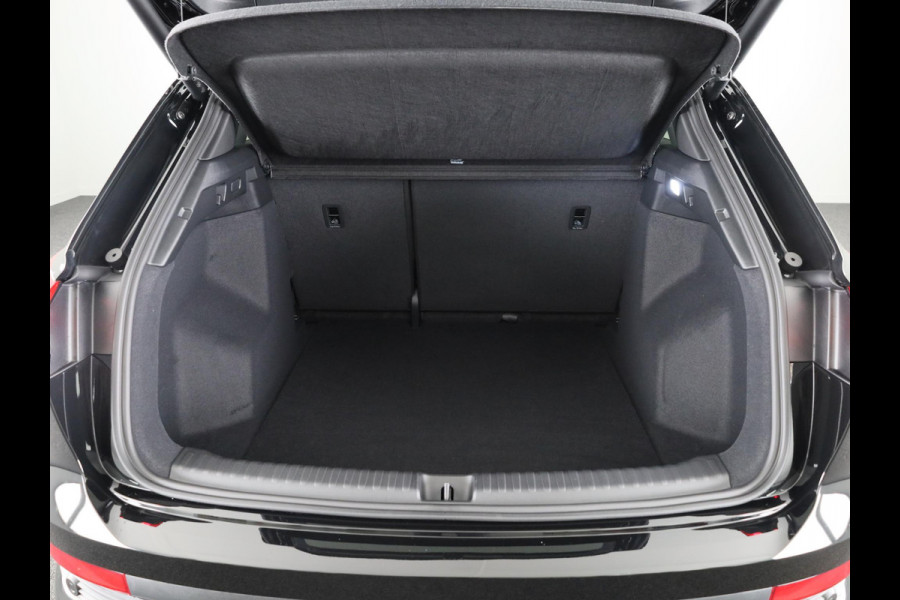 Audi Q4 e-tron 40 S edition 63 kWh 204pk | Achteruitrijcamera | Comfortpakket | Assistentiepakket plus | Optiekpakket zwart plus | Privacy glas | Adaptive cruise control |