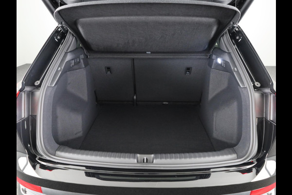 Audi Q4 e-tron 40 S edition 63 kWh 204pk | Achteruitrijcamera | Comfortpakket | Assistentiepakket plus | Optiekpakket zwart plus | Privacy glas | Adaptive cruise control |