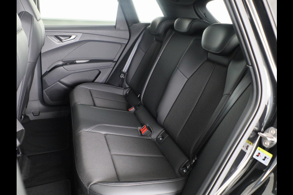 Audi Q4 e-tron 40 S edition 63 kWh 204pk | Achteruitrijcamera | Comfortpakket | Assistentiepakket plus | Optiekpakket zwart plus | Privacy glas | Adaptive cruise control |