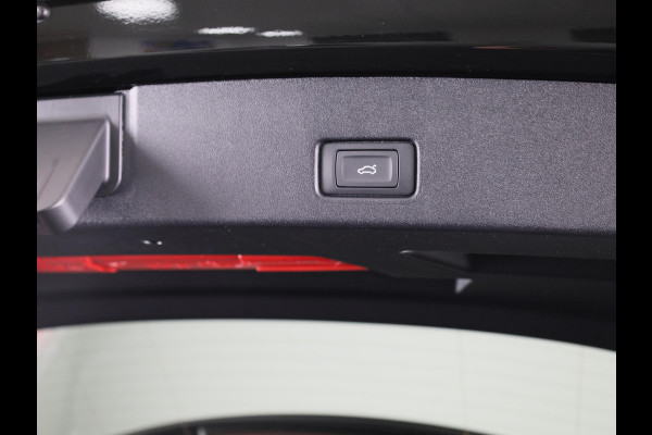 Audi Q4 e-tron 40 S edition 63 kWh 204pk | Achteruitrijcamera | Comfortpakket | Assistentiepakket plus | Optiekpakket zwart plus | Privacy glas | Adaptive cruise control |