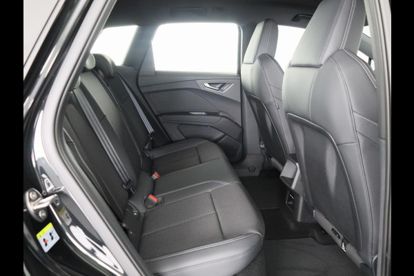 Audi Q4 e-tron 40 S edition 63 kWh 204pk | Achteruitrijcamera | Comfortpakket | Assistentiepakket plus | Optiekpakket zwart plus | Privacy glas | Adaptive cruise control |