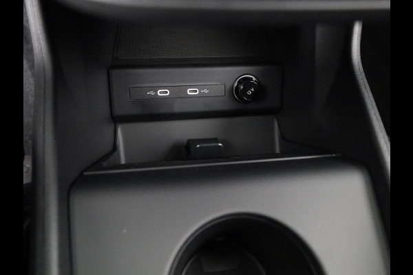 Audi Q4 e-tron 40 S edition 63 kWh 204pk | Achteruitrijcamera | Comfortpakket | Assistentiepakket plus | Optiekpakket zwart plus | Privacy glas | Adaptive cruise control |