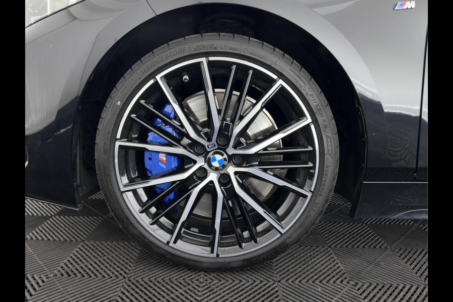 BMW 1-serie M135i xDrive M-Sportpack High Executive Aut. *ALCANTARA-MICROFIBRE | FULL-LED | HEATED-SPORTSEATS | SHIFT-PADDLES | DIGI-COCKPIT | HEAD-UP | NAVI-FULLMAP | DAB+ | PRIVACY-GLASS | AMBIENT-LIGHT | CARBON-INLAY | CARPLAY | 19''ALU*