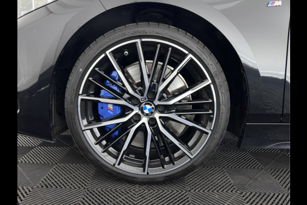 BMW 1-serie M135i xDrive M-Sportpack High Executive Aut. *ALCANTARA-MICROFIBRE | FULL-LED | HEATED-SPORTSEATS | SHIFT-PADDLES | DIGI-COCKPIT | HEAD-UP | NAVI-FULLMAP | DAB+ | PRIVACY-GLASS | AMBIENT-LIGHT | CARBON-INLAY | CARPLAY | 19''ALU*
