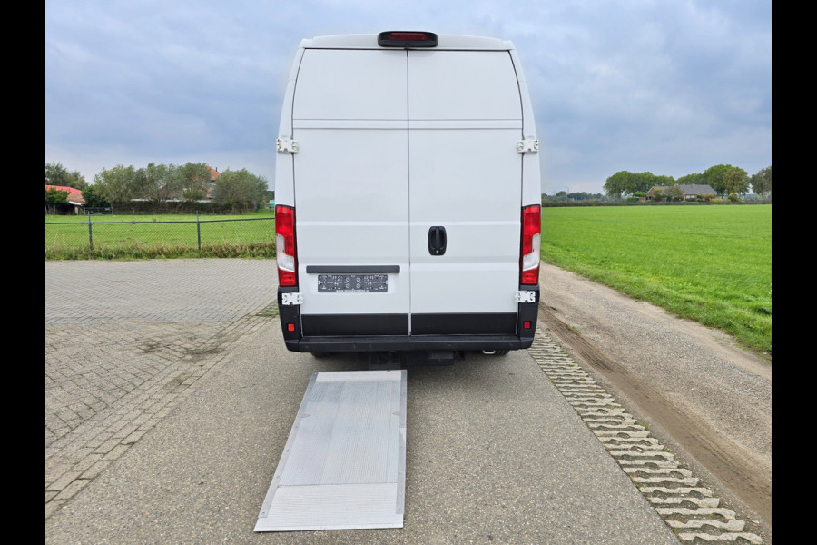 Peugeot Boxer 435 2.2 BlueHDi L4 H3 - 165 Pk - Euro 6 - Airco - ParkeerCamera - Laadklep Peugeot Boxer 435 2.2 BlueHDi L4 H3 - 165 Pk - Euro 6 - Airco - ParkeerCamera - Laadklep
