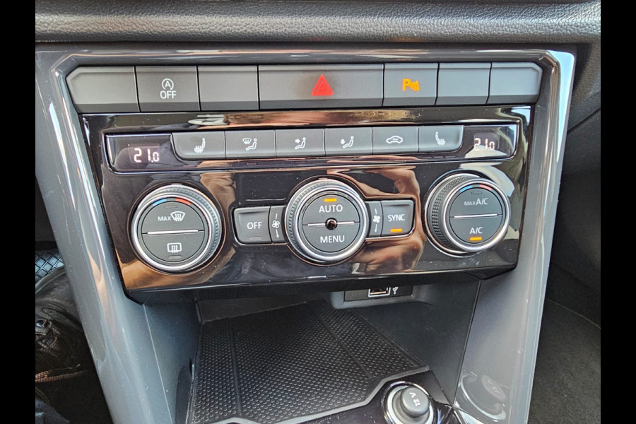 Volkswagen T-Roc 1.5 TSI Sport Business R | Automaat | Trekhaak | Lane Assist | Blind Spot | LED | Navi | ACC | PDC | Winterpakket | Virtual Cockpit  | Volkswagen T-Roc 1.5 TSI Sport Business R | Automaat | Trekhaak | Lane Assist | Blind Spot | LED | Navi | ACC | PDC | Winterpakket | Virtual Cockpit  |