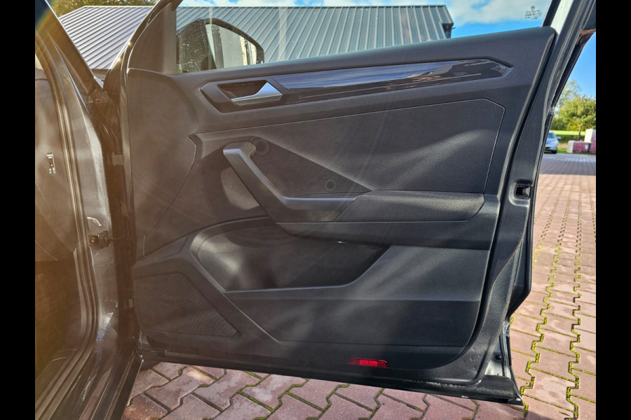 Volkswagen T-Roc 1.5 TSI Sport Business R | Automaat | Trekhaak | Lane Assist | Blind Spot | LED | Navi | ACC | PDC | Winterpakket | Virtual Cockpit  | Volkswagen T-Roc 1.5 TSI Sport Business R | Automaat | Trekhaak | Lane Assist | Blind Spot | LED | Navi | ACC | PDC | Winterpakket | Virtual Cockpit  |