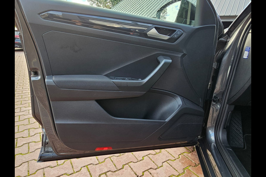 Volkswagen T-Roc 1.5 TSI Sport Business R | Automaat | Trekhaak | Lane Assist | Blind Spot | LED | Navi | ACC | PDC | Winterpakket | Virtual Cockpit  | Volkswagen T-Roc 1.5 TSI Sport Business R | Automaat | Trekhaak | Lane Assist | Blind Spot | LED | Navi | ACC | PDC | Winterpakket | Virtual Cockpit  |