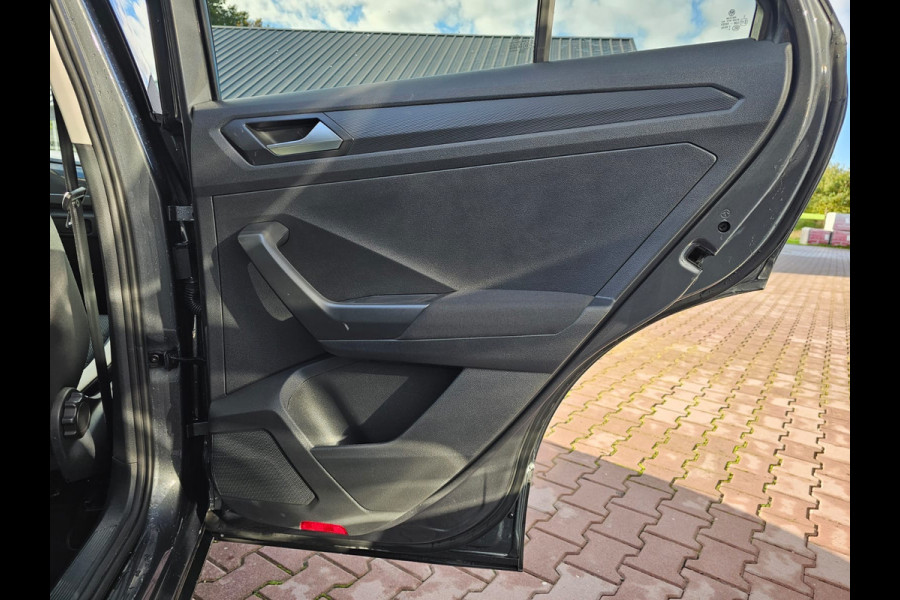 Volkswagen T-Roc 1.5 TSI Sport Business R | Automaat | Trekhaak | Lane Assist | Blind Spot | LED | Navi | ACC | PDC | Winterpakket | Virtual Cockpit  | Volkswagen T-Roc 1.5 TSI Sport Business R | Automaat | Trekhaak | Lane Assist | Blind Spot | LED | Navi | ACC | PDC | Winterpakket | Virtual Cockpit  |