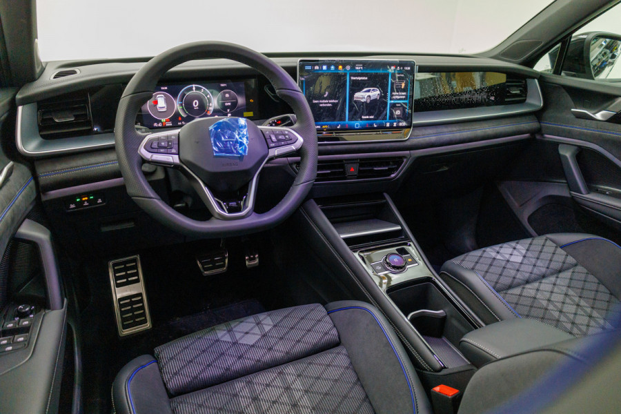 Volkswagen Tayron 1.5 eHybrid R-Line Edition 272 PK | Elec. trekhaak | Panoramadak | Elec. achterklep | 360 graden Camera, Adaptieve Cruise, Travelassistant, IQ light, RIJKLAARPRIJS Volkswagen Tayron 1.5 eHybrid R-Line Edition 272 PK | Elec. trekhaak | Panoramadak | Elec. achterklep | 360 graden Camera, Adaptieve Cruise, Travelassistant, IQ light, RIJKLAARPRIJS