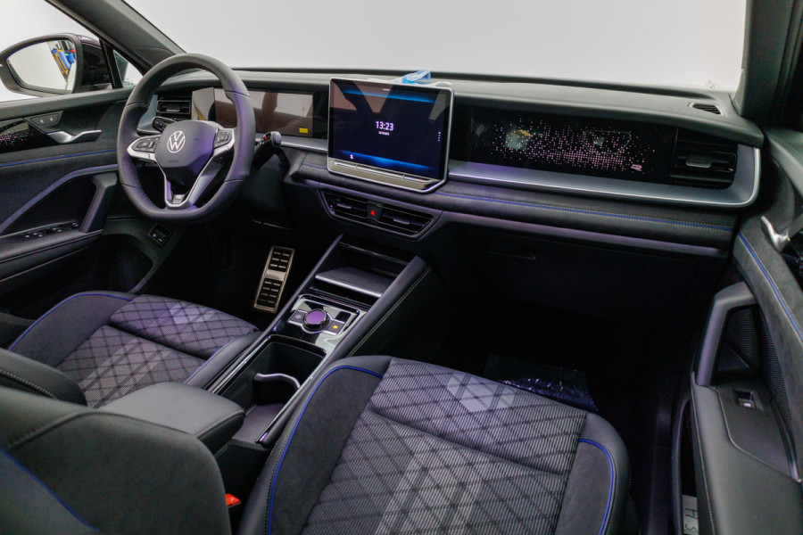 Volkswagen Tayron 1.5 eHybrid R-Line Edition 272 PK | Elec. trekhaak | Panoramadak | Elec. achterklep | 360 graden Camera, Adaptieve Cruise, Travelassistant, IQ light, RIJKLAARPRIJS Volkswagen Tayron 1.5 eHybrid R-Line Edition 272 PK | Elec. trekhaak | Panoramadak | Elec. achterklep | 360 graden Camera, Adaptieve Cruise, Travelassistant, IQ light, RIJKLAARPRIJS