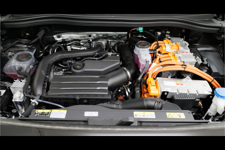 Volkswagen Tayron 1.5 eHybrid R-Line Edition 272 PK | Elec. trekhaak | Panoramadak | Elec. achterklep | 360 graden Camera, Adaptieve Cruise, Travelassistant, IQ light, RIJKLAARPRIJS Volkswagen Tayron 1.5 eHybrid R-Line Edition 272 PK | Elec. trekhaak | Panoramadak | Elec. achterklep | 360 graden Camera, Adaptieve Cruise, Travelassistant, IQ light, RIJKLAARPRIJS