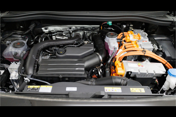 Volkswagen Tayron 1.5 eHybrid R-Line Edition 272 PK | Elec. trekhaak | Panoramadak | Elec. achterklep | 360 graden Camera, Adaptieve Cruise, Travelassistant, IQ light, RIJKLAARPRIJS Volkswagen Tayron 1.5 eHybrid R-Line Edition 272 PK | Elec. trekhaak | Panoramadak | Elec. achterklep | 360 graden Camera, Adaptieve Cruise, Travelassistant, IQ light, RIJKLAARPRIJS