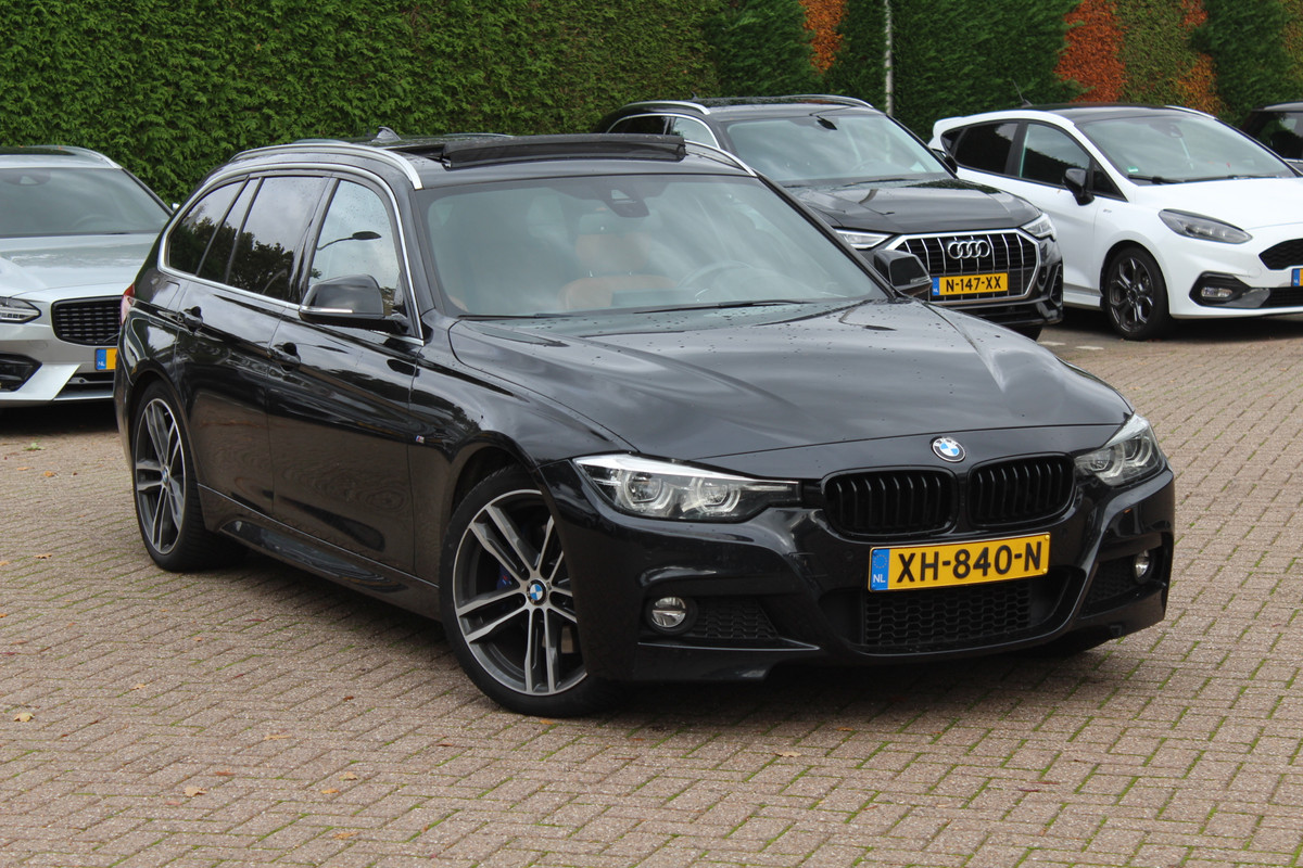BMW 3 Serie Touring 320i M Sport Edition / Trekhaak / Panoramadak / Camera / Head-up / Leder / 19'' / Navigatie / Stoelverwarming / Audio HiFi / Cruise Control