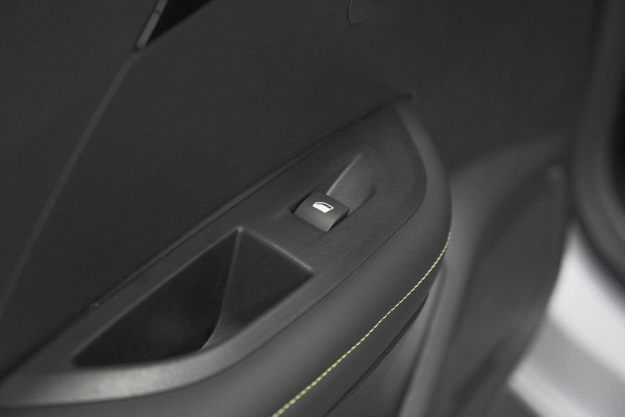 Peugeot 2008 PureTech 130 EAT8 GT | Camera | Apple Carplay | Parkeersensoren Peugeot 2008 PureTech 130 EAT8 GT | Camera | Apple Carplay | Parkeersensoren
