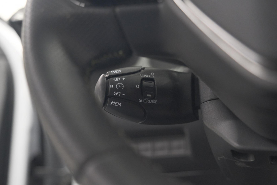 Peugeot 2008 PureTech 130 EAT8 GT | Camera | Apple Carplay | Parkeersensoren Peugeot 2008 PureTech 130 EAT8 GT | Camera | Apple Carplay | Parkeersensoren